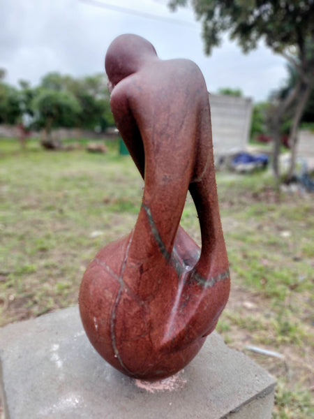 vrouwenfiguur in steen