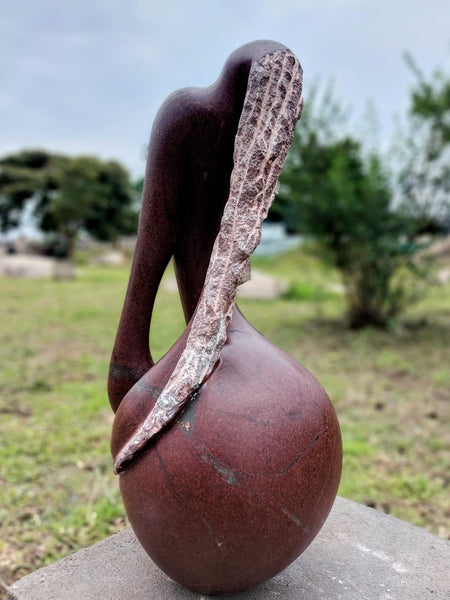 vrouwenfiguur in steen