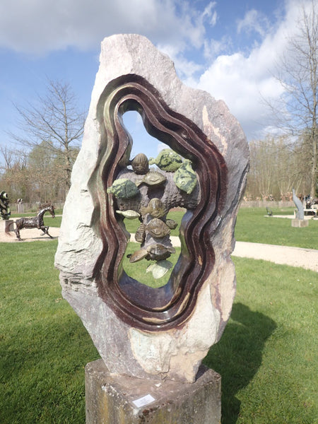 vissen in steen, tuinbeeld