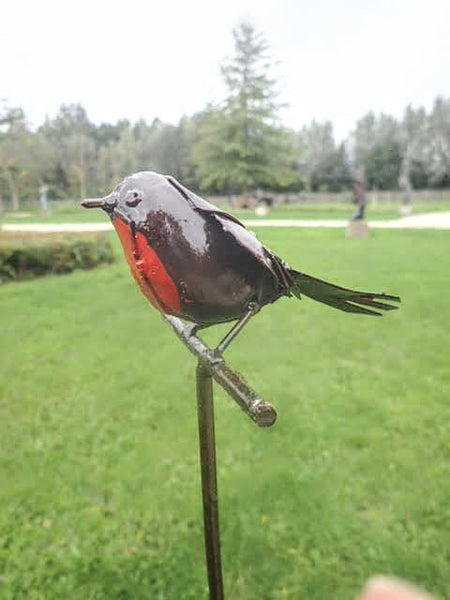 robin on stick, metalbird from Zimbabwe, roodborstje op stok, metalen vogel gemaakt van olievaten