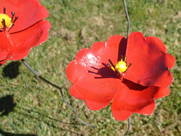 set van 3 rode bloemen in metaal, recyclage kunst