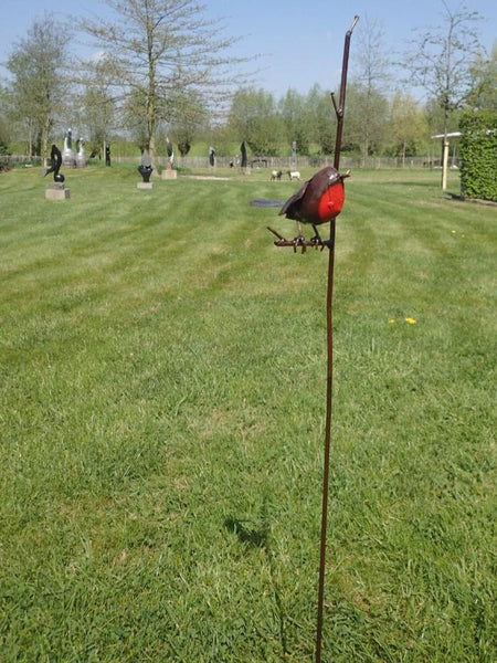 roodborstje op stok, metalen vogel