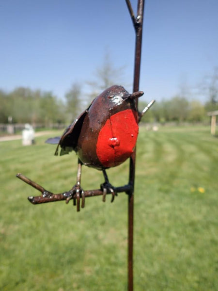 roodborstje op tak, vogel in metaal