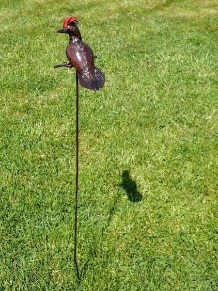specht op pin, tuinbeeld in metaal