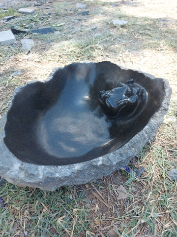 vogel bad in steen, met een nijlpaard in gebeeldhouwd