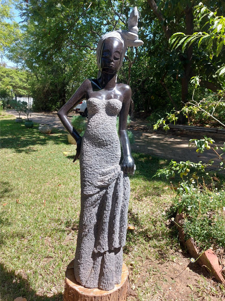 tuinbeeld vrouwenfiguur, mooi uitgewerkt, tembo kapenda