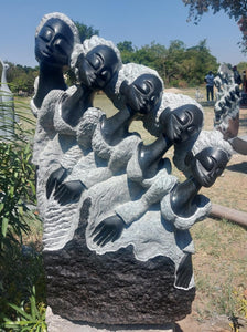 stenen beeld 5 vrouwen, van David Mashoko