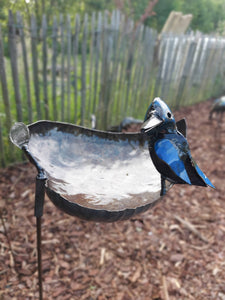 Vogelbadje of voederbakje : ijsvogel op een blad, in metaal