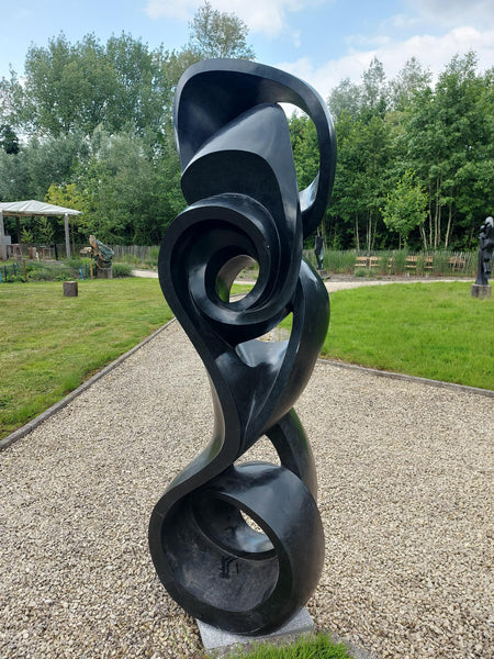 groot tuinbeeld in steen, abstracte vorm