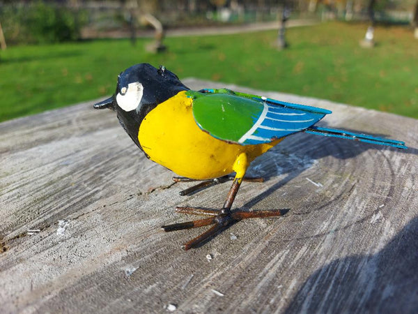 koolmees beeldje in metaal, birds of Zimbabwe, koolmeesje, metal bird figurine, handcrafted in Zimbabwe, painted bird, metal recycled, oilbarrels, fair trade, metal art, uniqe gift