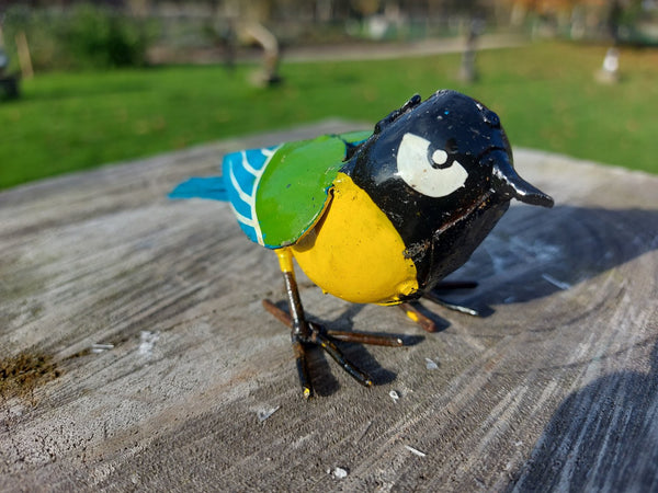 koolmees beeldje in metaal, birds of Zimbabwe, koolmeesje, metal bird figurine, handcrafted in Zimbabwe, painted bird, metal recycled, oilbarrels, fair trade, metal art, uniqe gift