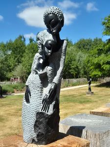 koppel in steen, beeldhouwwerk van David Mashoko