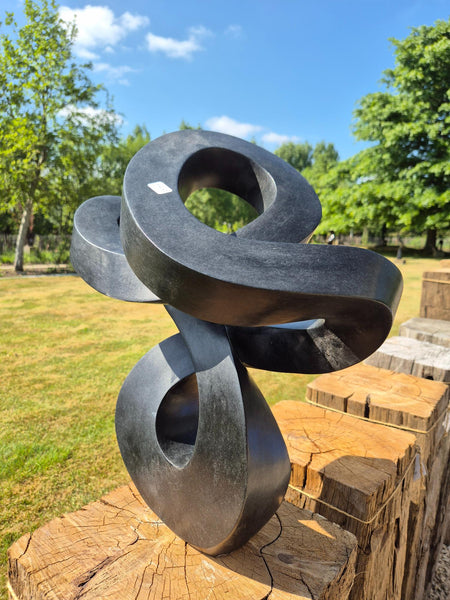 abstract beeld in steen, natuursteen, organische vorm, tuinbeeld, wereldbeeld driegoten