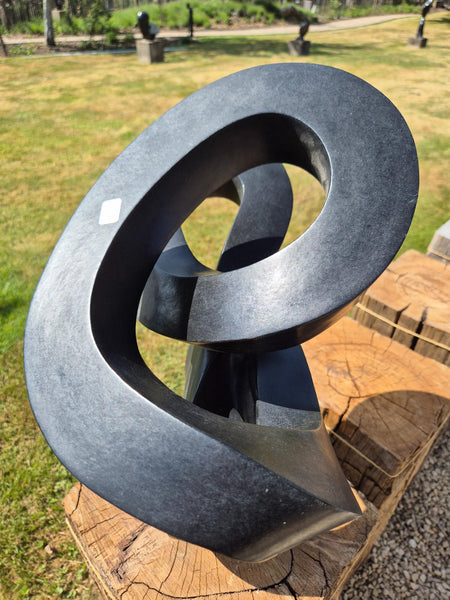 abstract beeld in steen, natuursteen, organische vorm, tuinbeeld, wereldbeeld driegoten