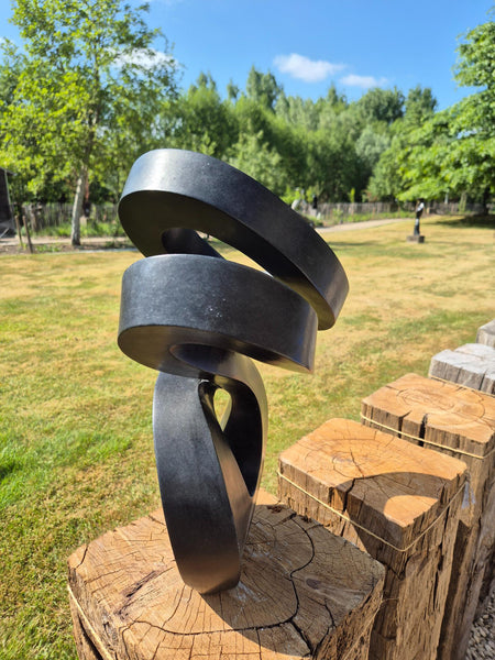 abstract beeld in steen, natuursteen, organische vorm, tuinbeeld, wereldbeeld driegoten