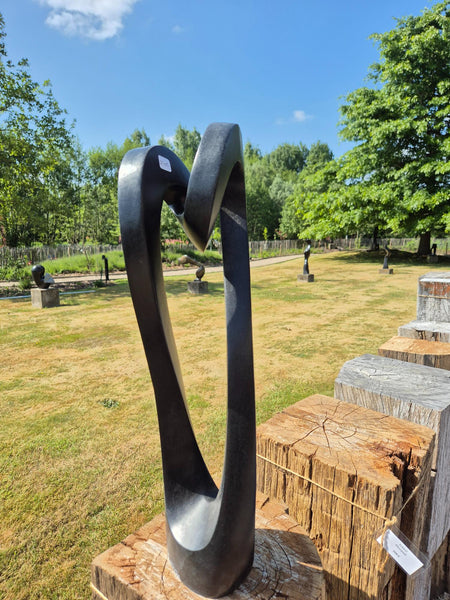 abstract beeldhouwwerk in steen, organische vorm, shona kunst zimbabwe, p zenda, wereldbeeld, veerle van raemdonck, driegoten beeldentuin hamme