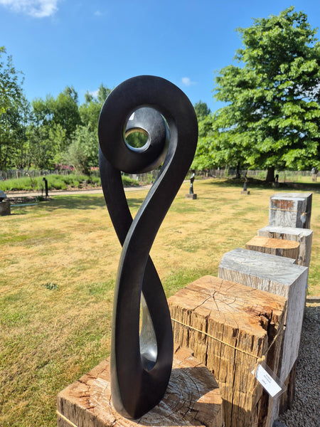 abstract beeldhouwwerk in steen, organische vorm, shona kunst zimbabwe, p zenda, wereldbeeld, veerle van raemdonck, driegoten beeldentuin hamme