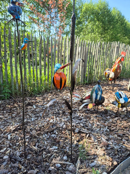 ijsvogel in metaal, op lisdodde, tuinsteker, tuinprikker, unieke tuindeco, wereldbeeld hamme, beeldentuin, tuinbeelden in metaal