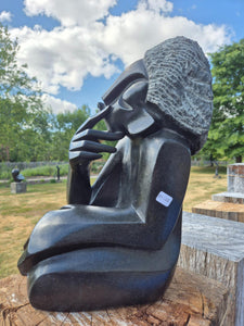 denkend beeld in steen