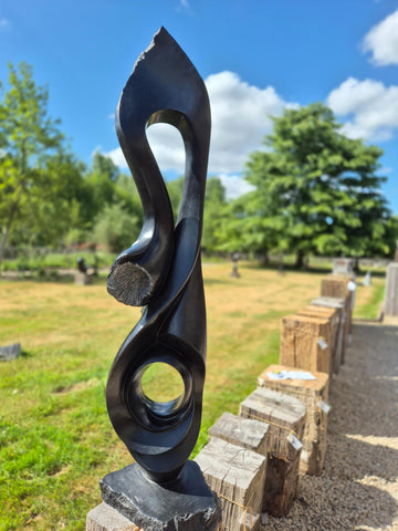 abstract beeldhouwwerk in steen, julius murenza, tuinbeeld in steen, uniek stuk, beeldentuin wereldbeeld driegoten hamme