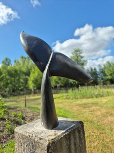 walvisstaart in steen, beeldhouwwerk natuursteen, tuinbeeld, abstracte vormgeving, shona kunst zimbabwe