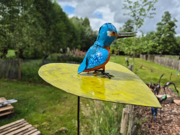 Ijsvogel op blad, tuinprikker