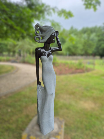 tuinbeeld in steen, vrouwenbeeld Kapenda, elegant beeld, shona kunst, zimbabwe, harde steen, unieke stukken