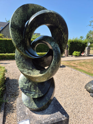 abstract tuinbeeld van willard bopoto, in natuursteen luipaardrots, organische vorm, eigentijdse kunst