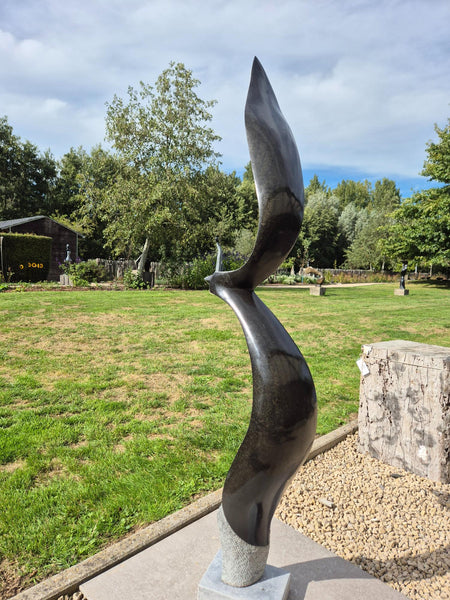 elegante vogel in steen, wereldbeeld driegoten hamme, beeldentuin