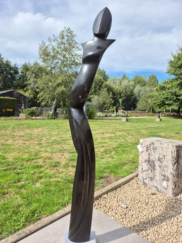 tuinbeeld in steen, lange figuur, dame, shona kunst zimbabwe, uniek beeld, elegant beeld