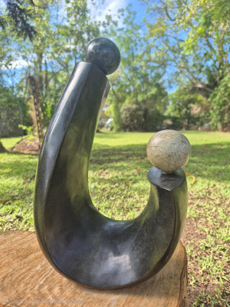 moeder en kind in steen, family sculpture, shona art, zimbabwe