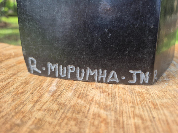 Richard mupumha junior signatuur in steen
