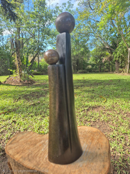 moeder en kind in steen