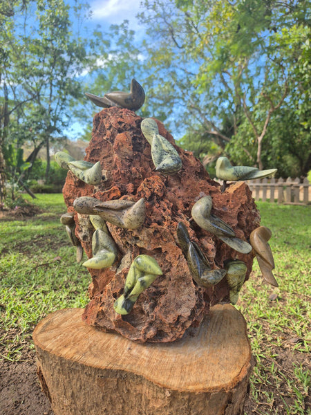 stenen beeld, vogeltjes op een rots, leuk beeld, opgewekt, tuindecoratie