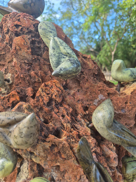 stenen vogels op rotsblok, shona kunst zimbabwe