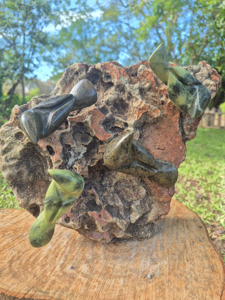 beeld vogeltjes in steen die op een rots zitten