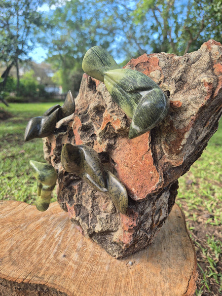 birds sitting on a rock, shona art zimbabwe, wereldbeeld belgium