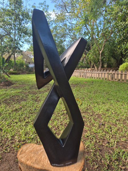 abstract beeldhouwwerk in steen