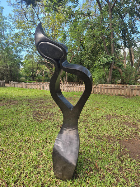 Nesbert Masunda, abstract beeld in steen, unieke vorm, tuinbeeld, wereldbeeld beeldentuin driegoten hamme belgiu