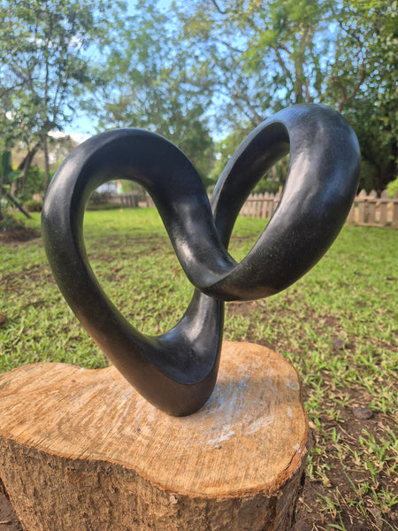 abstract beeldhouwwerk in springstone, harde steen, klein beeld, uniek stuk, wereldbeeld shona kunst zimbabwe