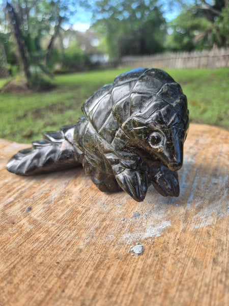 schubdier beeldje in steen