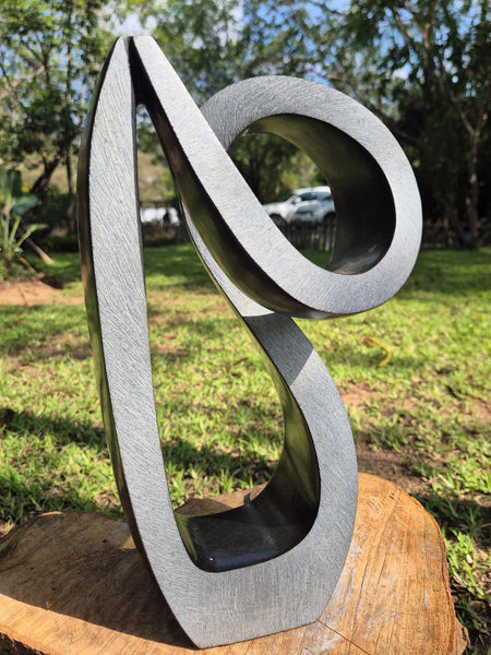 abstracte beeldhouwkunst in steen, abdula chingali, shona kunst zimbabwe, beeldentuin wereldbeeld hamme, tuinbeelden en beelden voor binnen