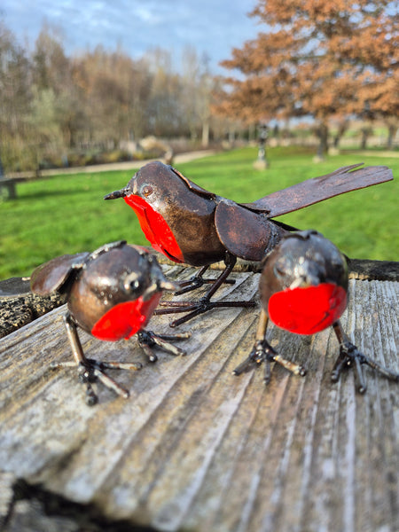 metalen beeldje van roodborstje, 1 groot plus 2 kleintjes
