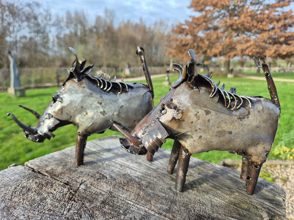 kleine stekelvarkens in metaal