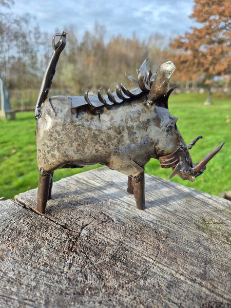 wrattenzwijn, warthog, stekelvarken gemaakt uit olievaten, handgemaakt in zimbabwe