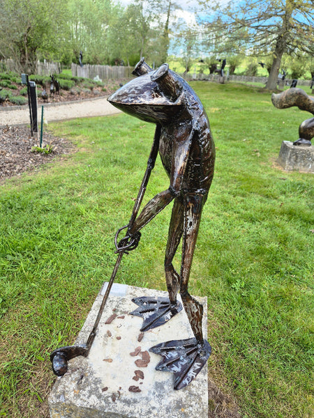 golfer, metalen golf spelende kikker, tuinsculptuur gemaakt van olievaten, bij wereldbeeld, driegoten in Hamme