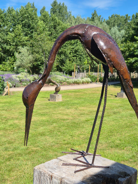 voorovergebogen reiger, gemaakt van metaal, tuinbeeld, wereldbeeld hamme