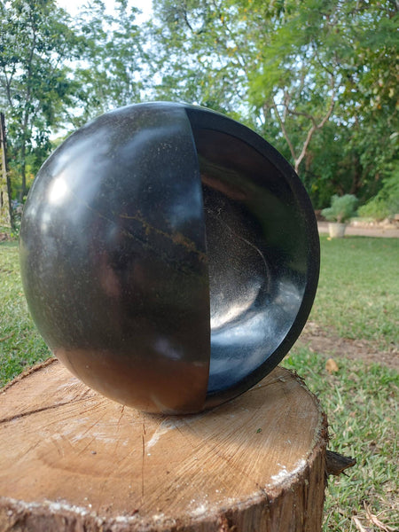 ronde vorm in steen, met opening, verwijzing naar maan