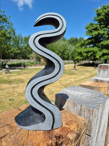beeldhouwwerk in steen, abstract, springstone, zimbabwe, tuinbeeld, beeldentuin, kunstwerk, hedendaags, shona kunst