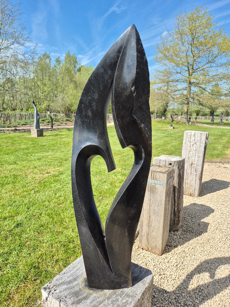 beeld, abstract in steen, unieke creatie van julius murenza